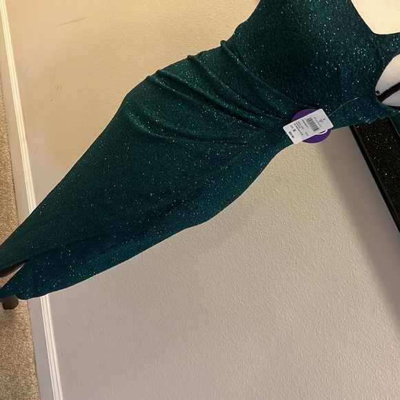 Hunter Green Sparkly Dress w/ split 👗 💚 Accessories Included!! - Picture 4 of 9